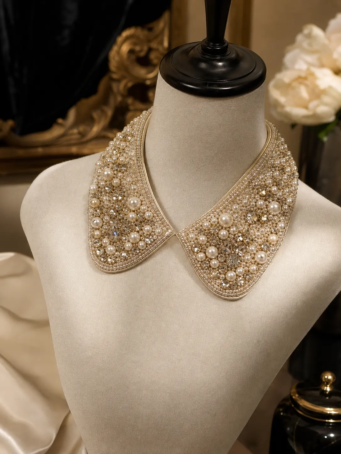 Gola Majestic champagne com bordado de pérolas e cristais